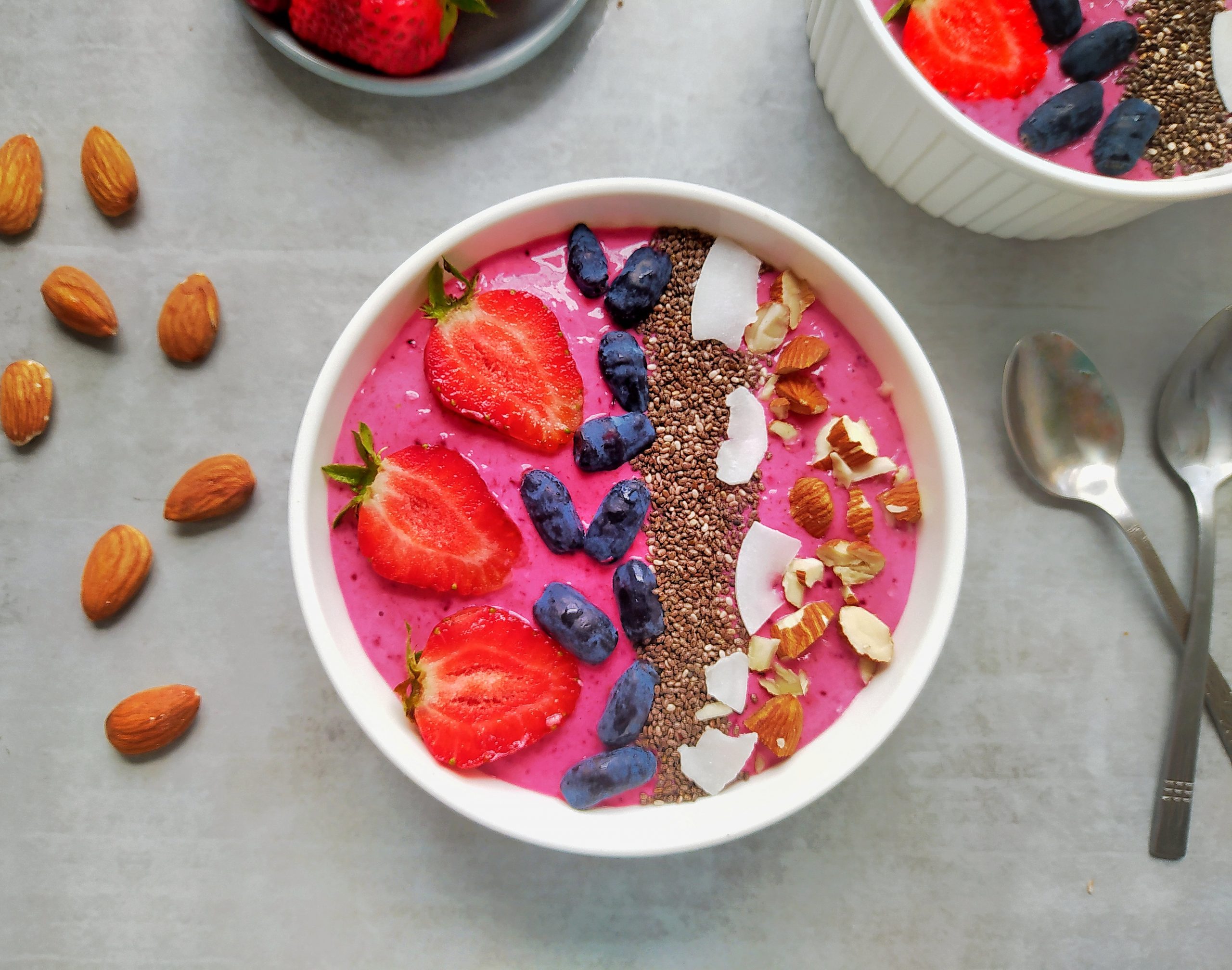 Jagodowo-truskawkowe smoothie bowl przepis